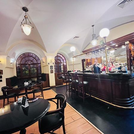 Goa Country Club Hotel Gurgaon Bagian luar foto