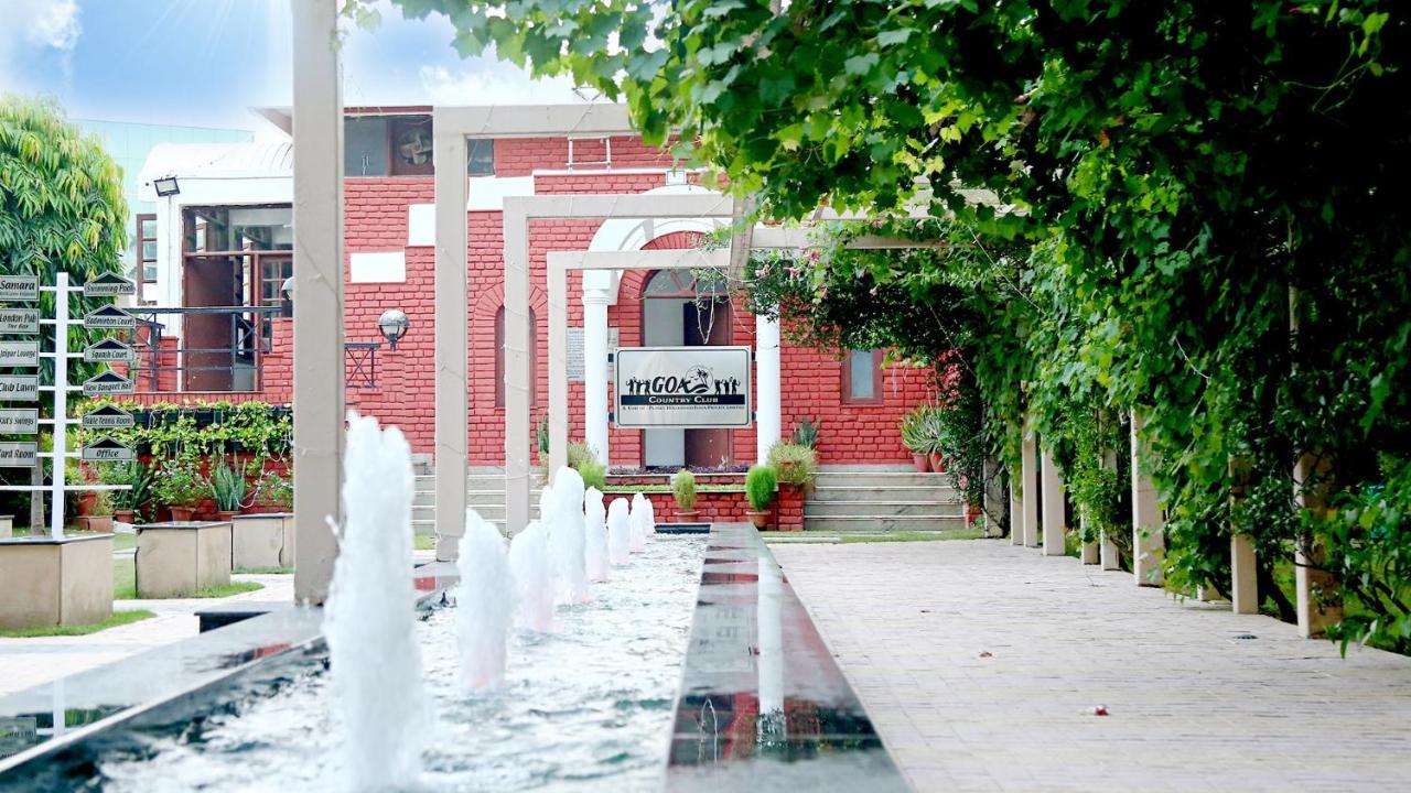 Goa Country Club Hotel Gurgaon Bagian luar foto