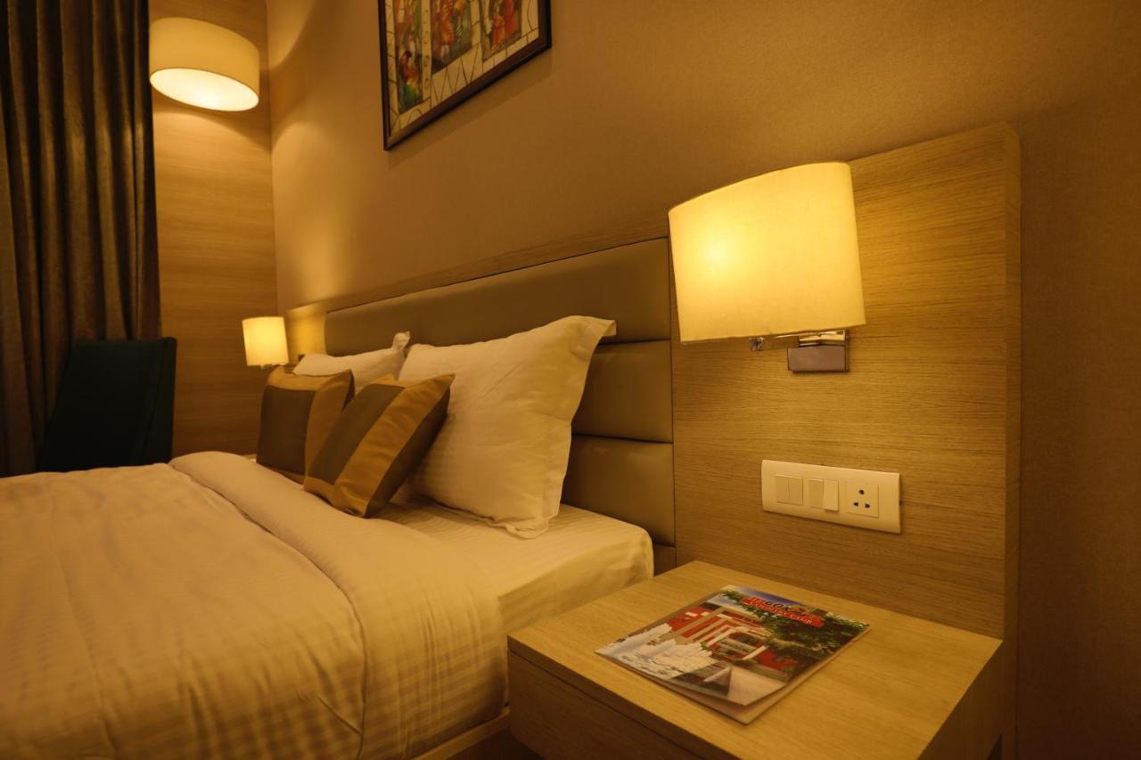Goa Country Club Hotel Gurgaon Bagian luar foto