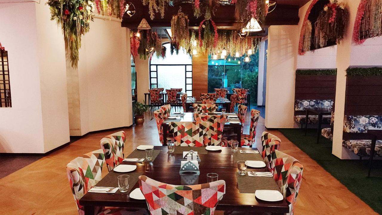 Goa Country Club Hotel Gurgaon Bagian luar foto