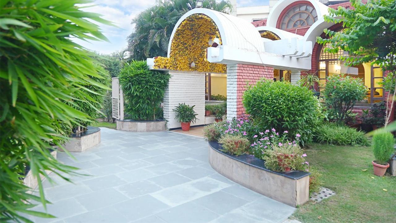 Goa Country Club Hotel Gurgaon Bagian luar foto