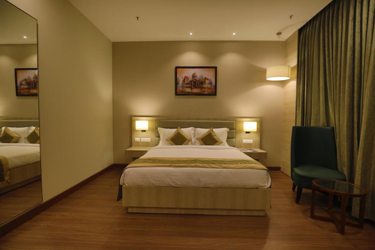 Goa Country Club Hotel Gurgaon Bagian luar foto