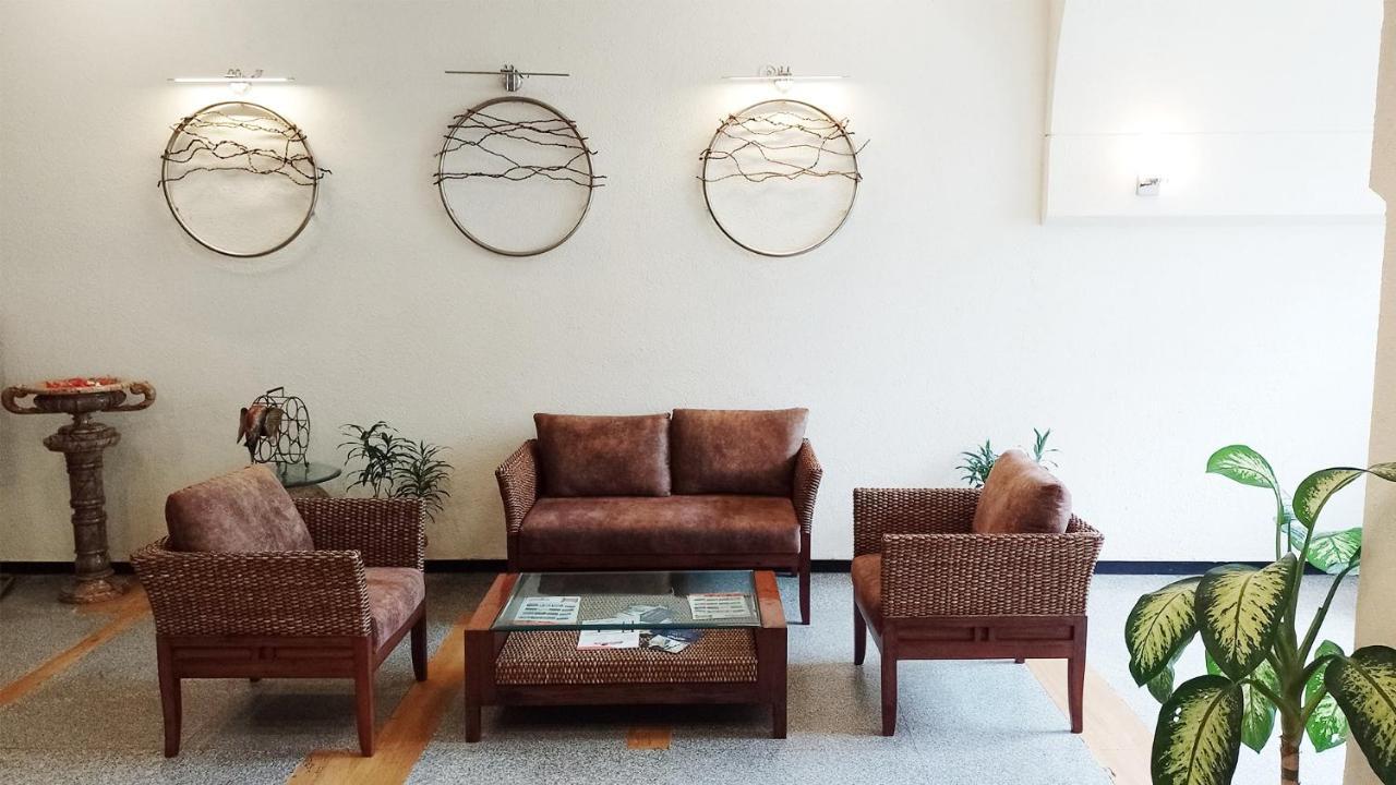 Goa Country Club Hotel Gurgaon Bagian luar foto