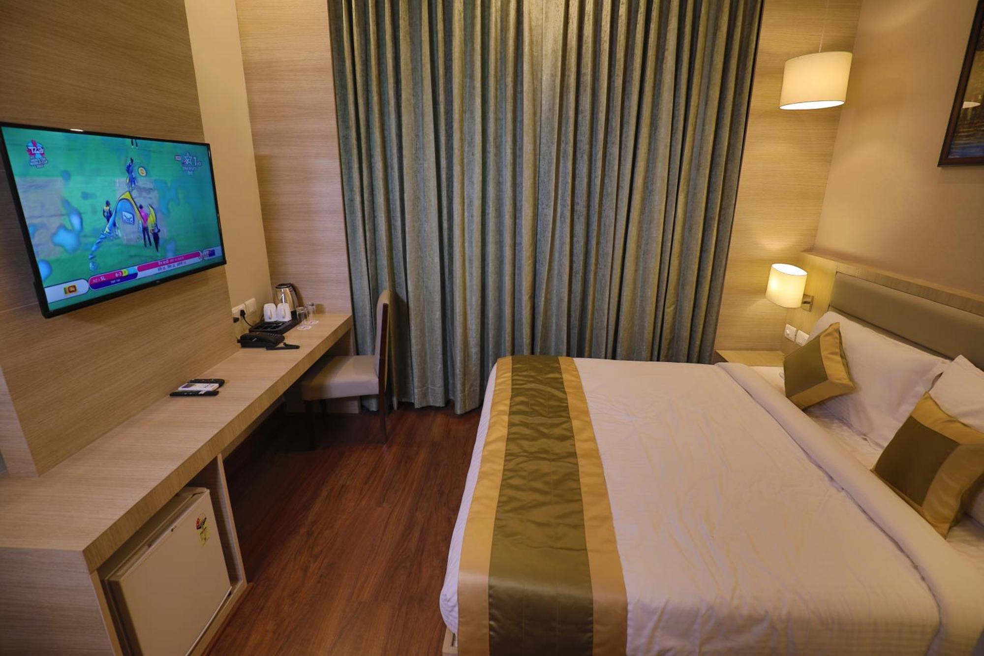 Goa Country Club Hotel Gurgaon Bagian luar foto