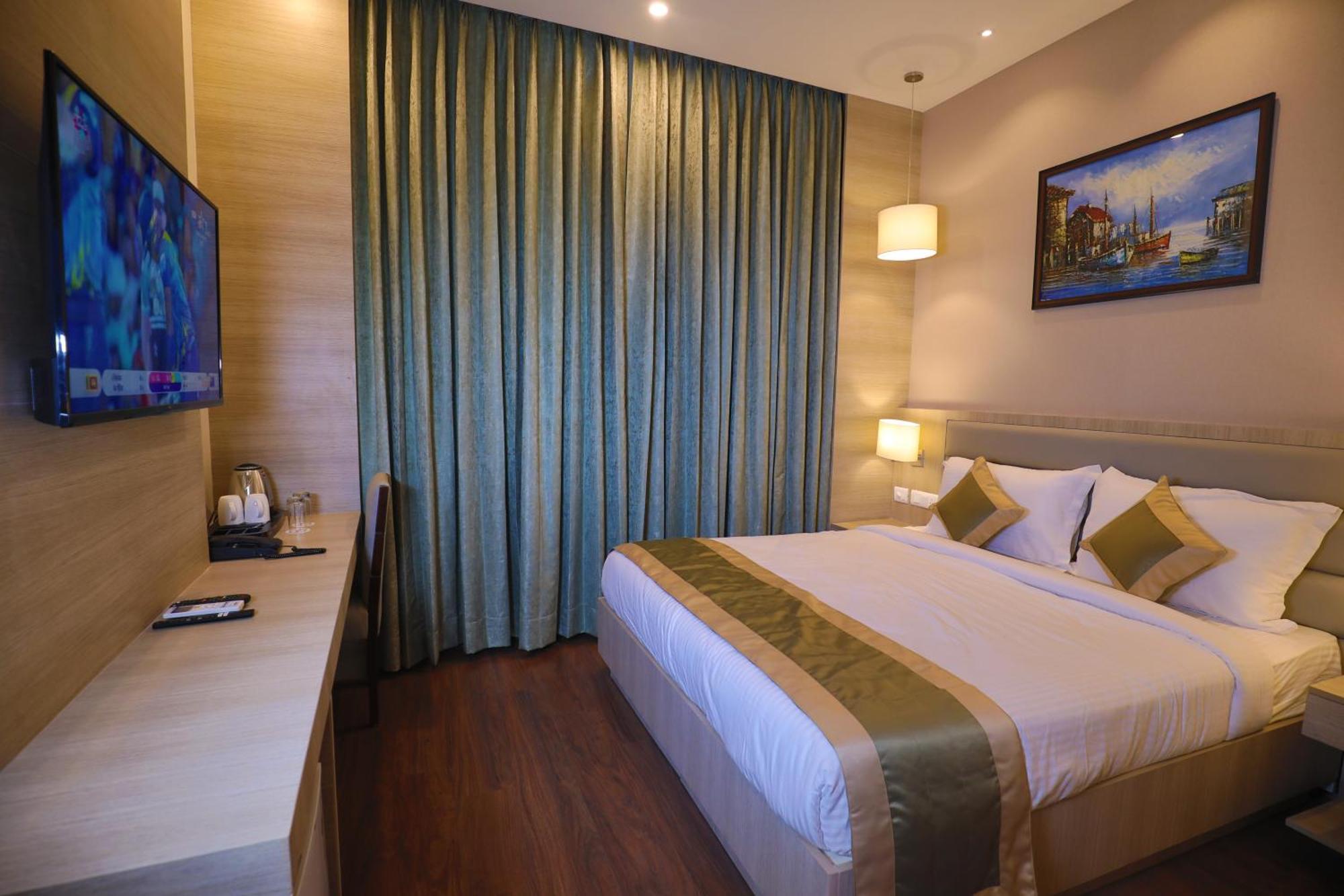 Goa Country Club Hotel Gurgaon Bagian luar foto
