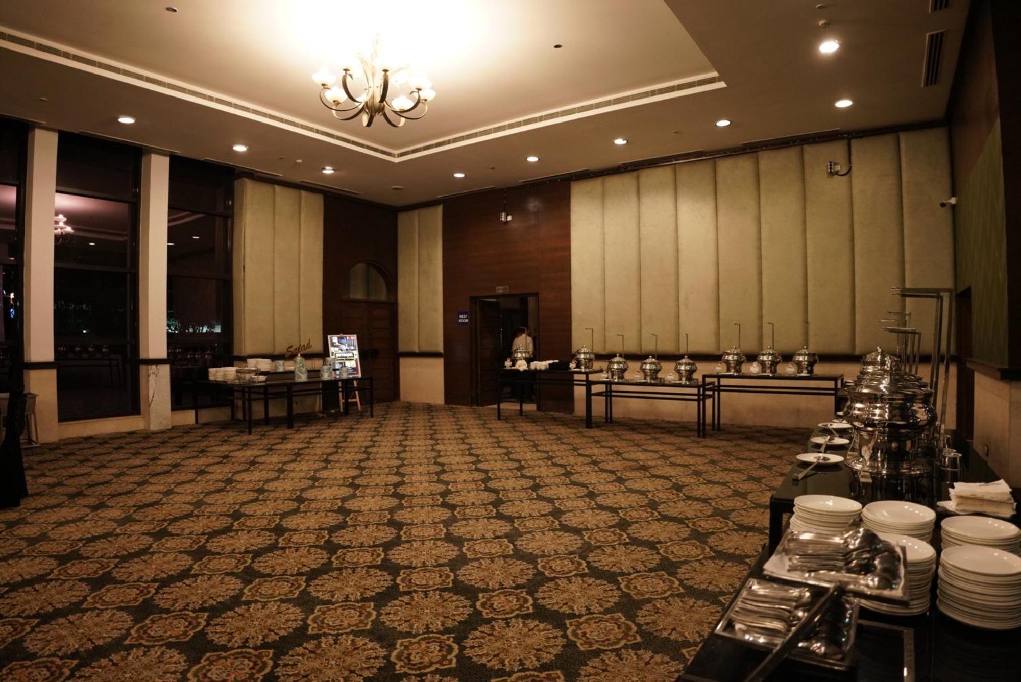 Goa Country Club Hotel Gurgaon Bagian luar foto
