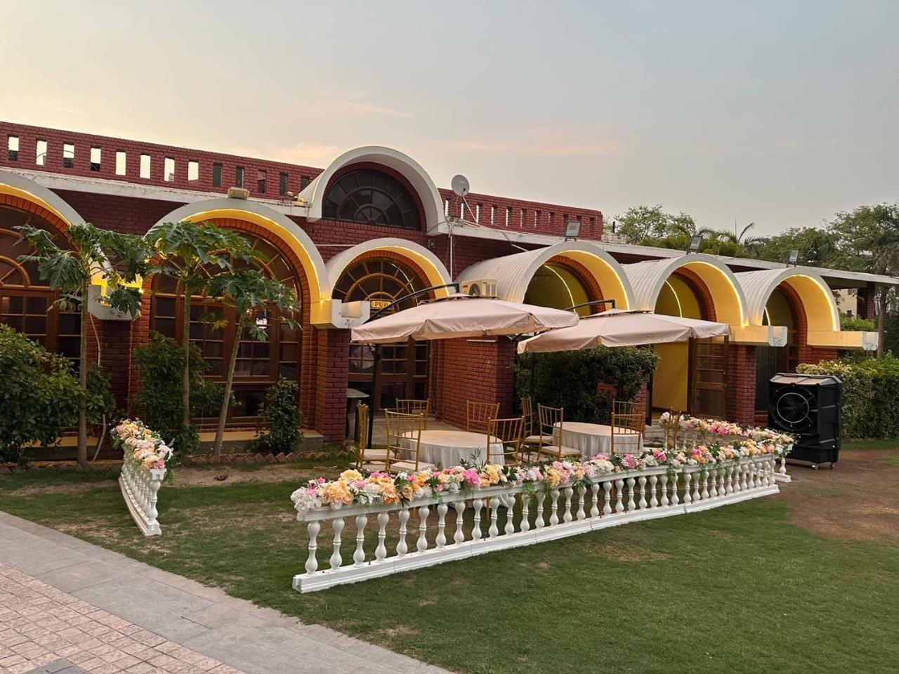 Goa Country Club Hotel Gurgaon Bagian luar foto