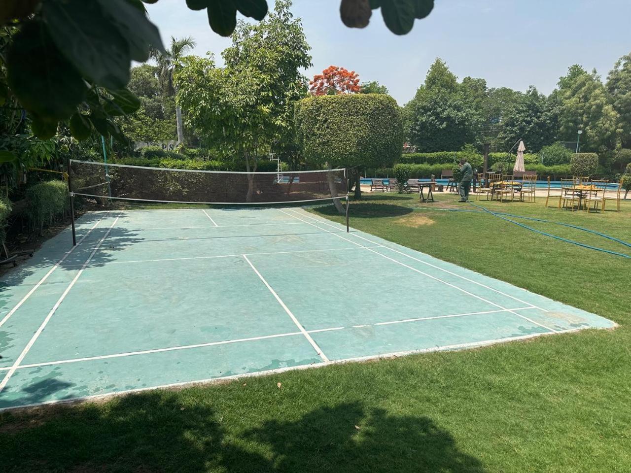 Goa Country Club Hotel Gurgaon Bagian luar foto