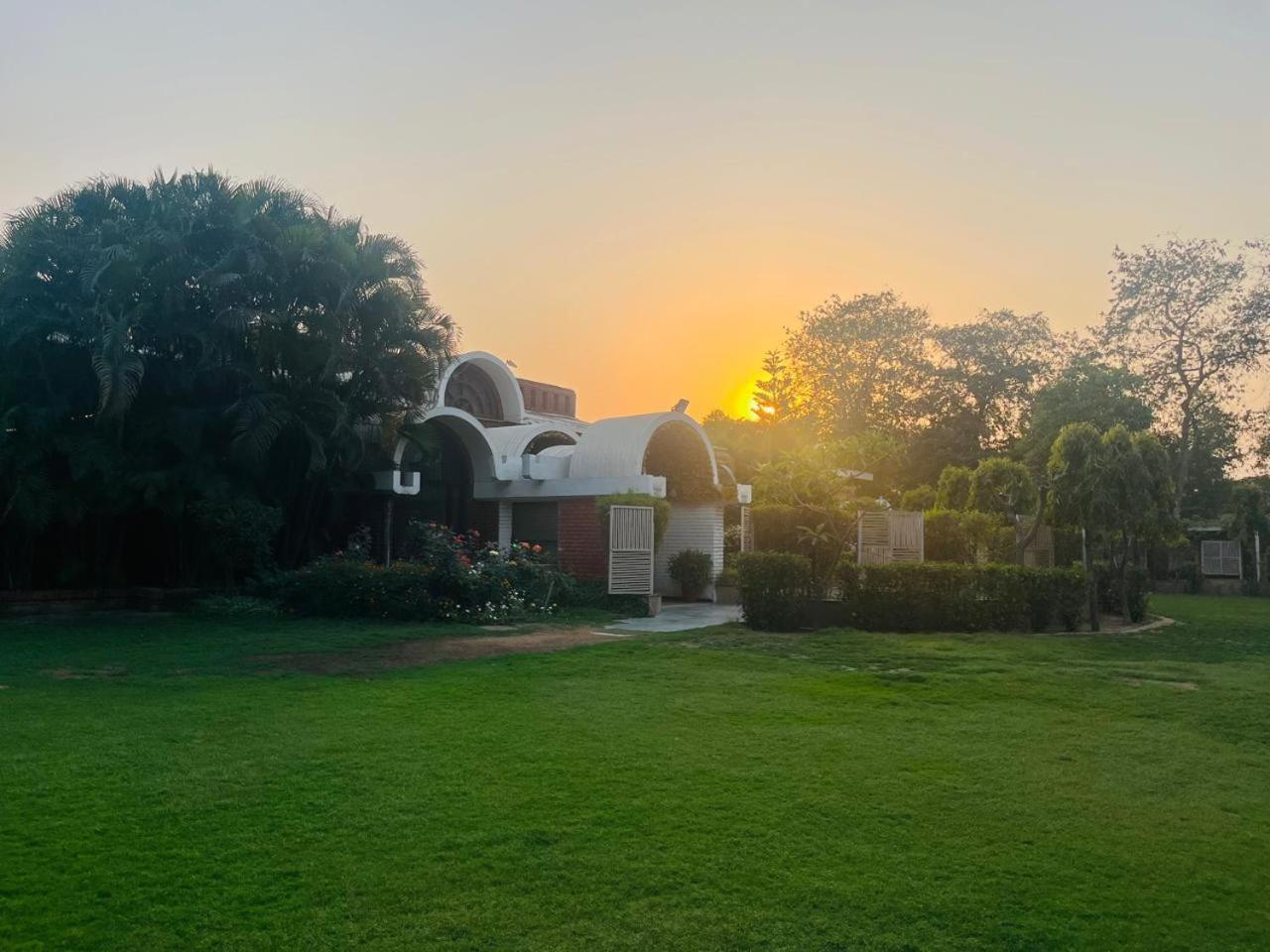 Goa Country Club Hotel Gurgaon Bagian luar foto